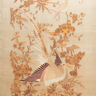 Een Chinees met gouddraad geborduurd zijden paneel, 19e eeuw