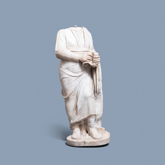 Une figure romaine en marbre figurant un philosophe au rouleau de parchemin, ca. 2ème siècle