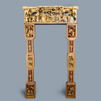 Un élément en bois sculpté et doré reposant sur deux piliers, Chine, 19ème
