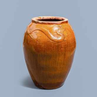 Une très grande jarre de type martaban en grès émaillé brun à décor d'un dragon et d'un phénix, Qing
