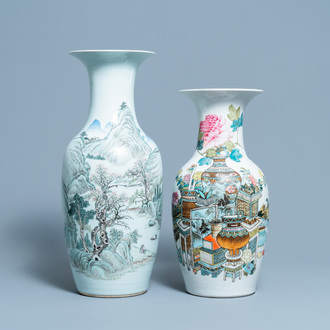 Un vase en porcelaine de Chine qianjiang cai à décor d'un paysage et un aux antiquités, 19/20ème