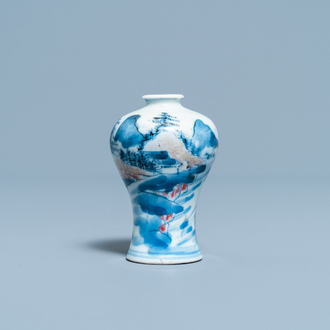 Un vase miniature de forme meiping en porcelaine de Chine en bleu, blanc et rouge de cuivre, Kangxi