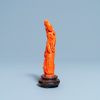 Une figure d'une femme en corail rouge sculpté, Chine, 19/20ème