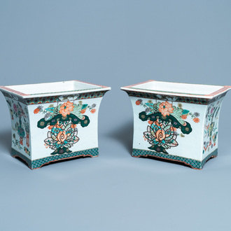 Une paire de jardinières de forme rectangulaire en porcelaine de Chine famille rose, 19ème