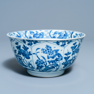 Un grand bol en porcelaine de Chine en bleu et blanc à décor floral, Kangxi