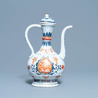 Une verseuse de type 'aftaba' en porcelaine de Chine de style Imari pour le marché islamique, Kangxi
