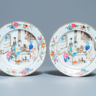 Une paire d'assiettes en porcelaine de Chine famille rose à décor d'une femme allaitante, Yongzheng