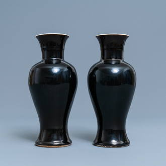 Une paire de vases en porcelaine de Chine noire monochrome, 19ème