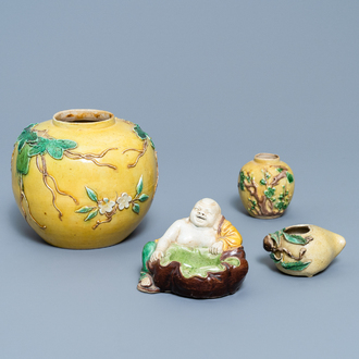 Twee Chinese gele en verte biscuit potjes, een figuur van Boeddha en een perzikvormige penselenwasser, 19/20e eeuw