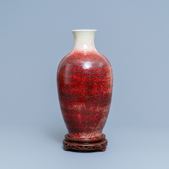 Un vase en porcelaine de Chine monochrome émaillé fleur de pêche, 18/19ème