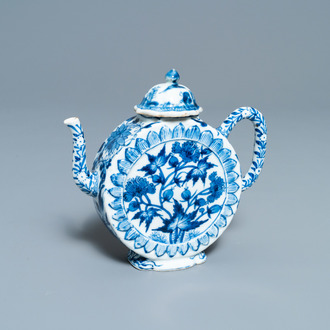 Een zeldzame cirkelvormige Chinese blauw-witte theepot, Kangxi