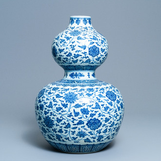 A large Chinese blue and white double gourd vase with floral scrolls, 19/20th C.