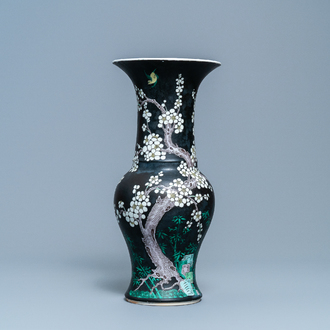 Un vase de forme yenyen en porcelaine de Chine famille noire à décor d'oiseaux parmi fleurs, Kangxi