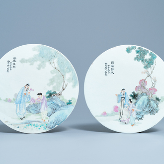 Deux plaques de forme ronde en porcelaine de Chine famille rose, République