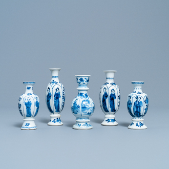 Quatre vases miniatures et une base de narguilé en porcelaine de Chine en bleu et blanc, Kangxi