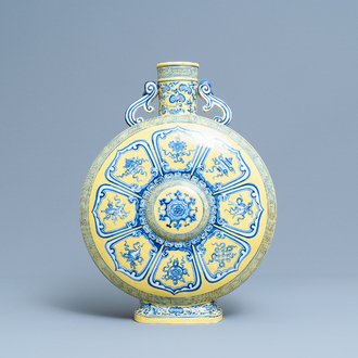Un vase de forme 'moonflask' en porcelaine de Chine en bleu et blanc sur fond jaune à décor 'Bajixiang', marque de Yongzheng, 19/20ème