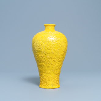 Een Chinese monochrome gele meiping 'draken' vaas met reliëfdecor, Republiek