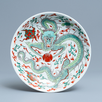 Un plat en porcelaine de Chine famille verte à décor d'un dragon, Kangxi