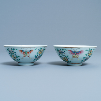 Une paire de bols en porcelaine de Chine famille rose à décor de papillons, marque de Qianlong, 19ème