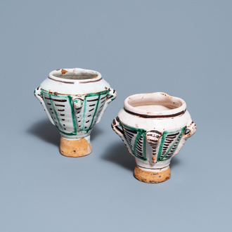 Une pair de mortiers en céramique polychrome, Espagne, 16/17ème