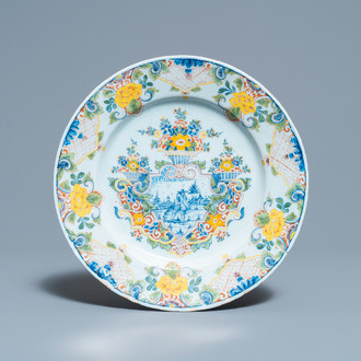 Une assiette en faïence de Delft polychrome à technique mixte, 18ème