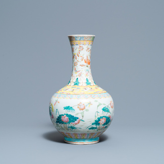 Een flesvormige Chinese famille rose vaas met eenden in een lotusvijver, 19e eeuw