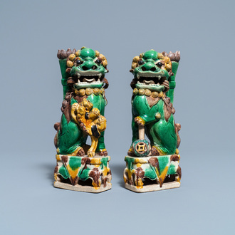 Une paire de porte-encens en forme de lions bouddhistes en biscuit émaillé sancai, Kangxi