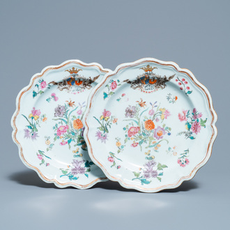 Une paire d'assiettes armoriées en porcelaine de Chine famille rose pour le marché danois, Qianlong