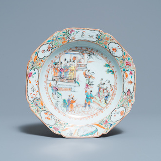 Une assiette en porcelaine de Chine famille rose à décor mandarin, Qianlong