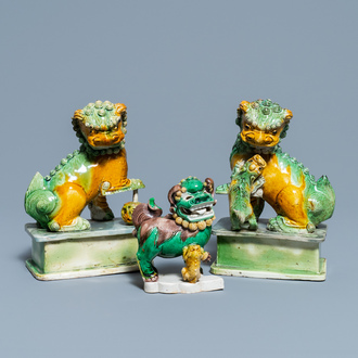 Trois modèles de lions bouddhistes en biscuit émaillé sancai, Chine, Kangxi
