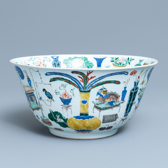 Un grand bol en porcelaine de Chine famille verte à décor d'antiquités, Kangxi