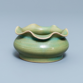 Een Chinese Longquan celadon penselenwasser, Yuan/Ming