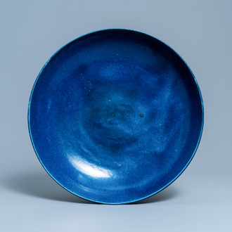 Un grand plat en porcelaine de Chine en bleu monochrome, Yongzheng