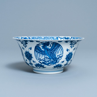 Un bol en porcelaine de Chine en bleu et blanc à décor de dragons et phénix, marque de Chenghua, Kangxi