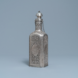 Een opengewerkte zilveren fles met glazen inzet, Qajar, Iran, 19e eeuw