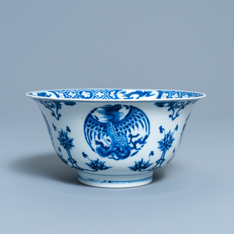 Un bol en porcelaine de Chine en bleu et blanc à décor de dragons et phénix, marque de Chenghua, Kangxi