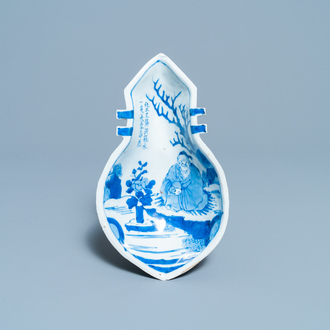 Een Chinese blauw-witte ko-sometsuke schotel voor de Japanse markt in de vorm van een luit, Tianqi