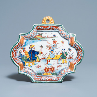 Une plaque en faïence de Delft polychrome à décor d'une chinoiserie, datée 1752