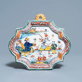 Een polychrome Delftse chinoiserie plaquette, gedat. 1752