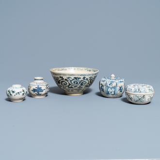 Quatre pièces en grès porcelaineux d'Annam ou Vietnam et un petit pot chinois en bleu et blanc, 15/16ème