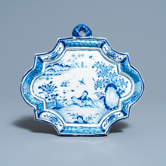 Une plaque en faïence de Delft en bleu et blanc à décor d'une chinoiserie, 18ème