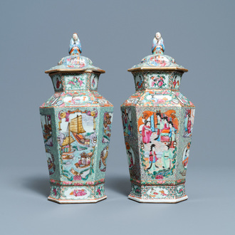 Deux vases couverts de forme hexagonale en porcelaine de Chine famille rose de Canton, 19ème