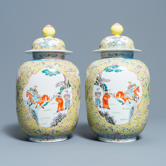 Une paire de vases couverts en porcelaine de Chine famille rose à fond jaune, marque de Guangxu, République