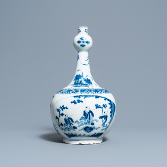 Un vase de forme bouteille en faïence de Delft en bleu et blanc de style chinoiserie, vers 1700