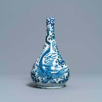 Un vase de forme bouteille en porcelaine de Chine en bleu et blanc à décor de dragons de mer, Wanli