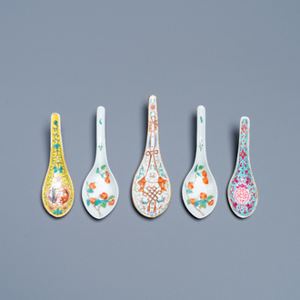 Cinq cuillères en porcelaine de Chine famille rose et polychrome, marque et époque de Jiaqing et de Daoguang