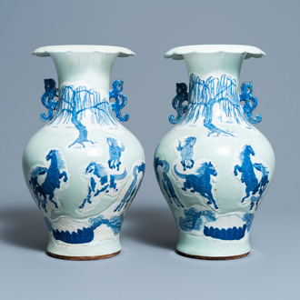 Une paire de vases en porcelaine de Chine en bleu et blanc sur fond céladon, 19ème