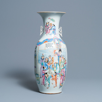 Un vase en porcelaine de Chine famille rose à décor figuratif et floral, 19/20ème
