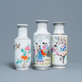 Trois vases de forme rouleau en porcelaine de Chine famille rose, République