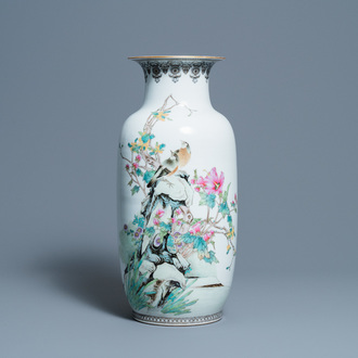 Un vase en porcelaine de Chine famille rose, marque de Zhong Guo Jingdezhen Zhi, République